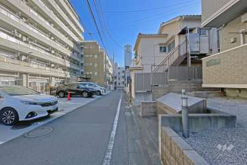 敷地の南側前面道路（西側から）