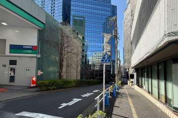 敷地の南側前面道路（東側から）