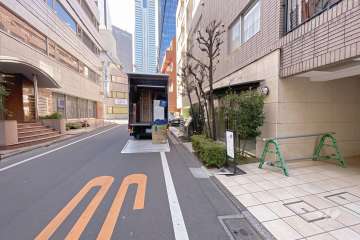 敷地東側の前面道路（北側から）