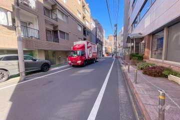 敷地東側の前面道路（南側から）