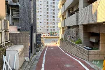 敷地南側の前面道路（東側から）