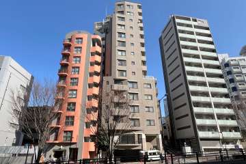 ユニーブル新宿西の外観（西側から）