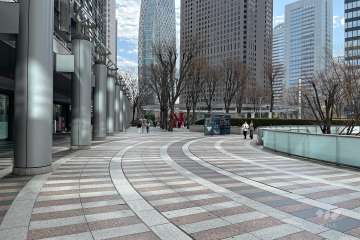 敷地の南側広場