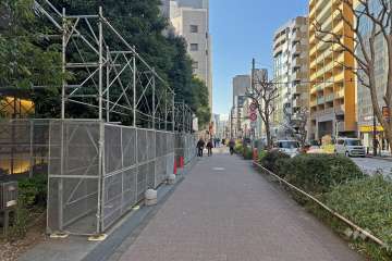 敷地北西側の前面道路（北東側から）