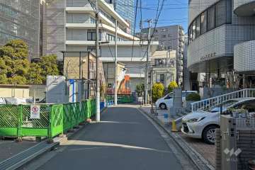 敷地南東側の前面道路（南西側から）