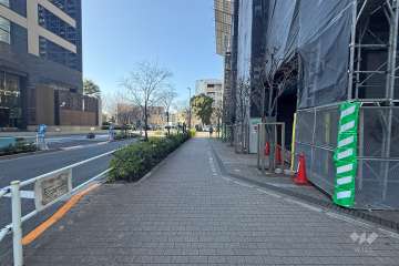 敷地の南西側前面道路（南東側から）