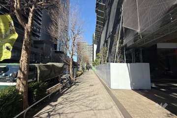 敷地の北西側前面道路（北東側から）