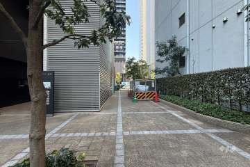 敷地の北東側前面通路（北西側から）