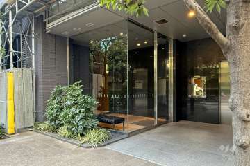 東側エントランス