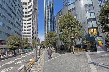 敷地の北西側前面道路（南西側から）