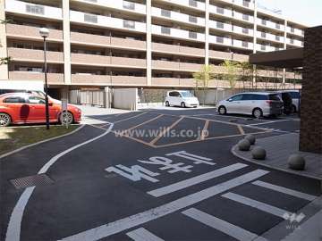 敷地中央にある平面式駐車場