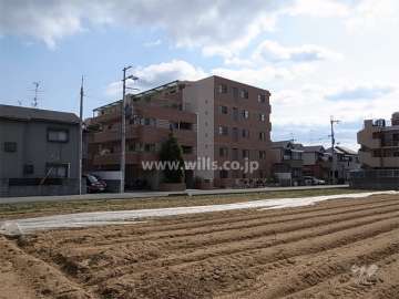 周辺は区画の整った静かな住宅地です。一部田畑が残り、のどかです。