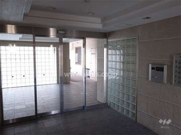 エントランスはオートロック付きです。