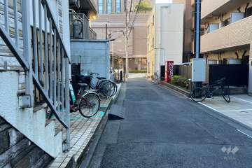 敷地の北西側前面道路（北東側から）