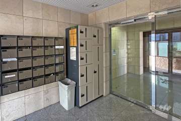 エントランスはオートロック付きです。