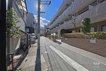 敷地の東側前面道路（北側から）