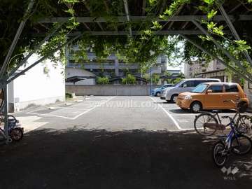 西側の敷地内駐車場（屋外平面式）