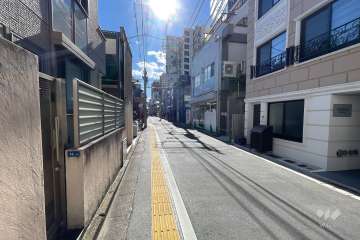 敷地西側の前面道路