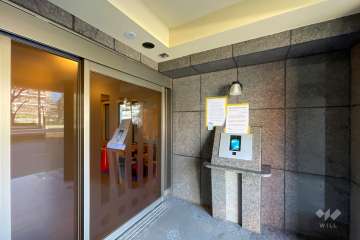 エントランスはオートロック付きです。