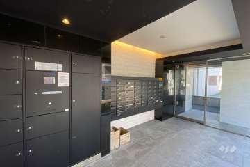 エントランスはオートロック・宅配ボックス付きです。