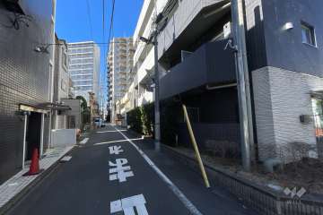 敷地の南側前面道路（東側から）