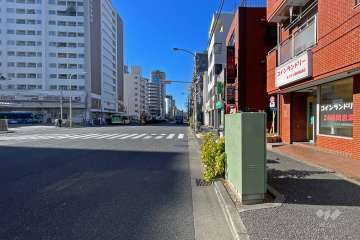 敷地南側の前面道路（東側から）