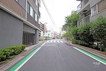 敷地西側の前面道路(南側から)