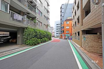 敷地西側の前面道路(北側から)