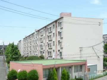 東園田団地3号棟の外観（南東から）