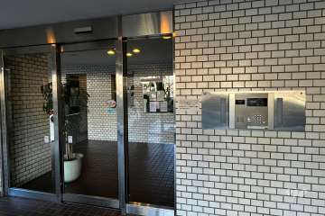 エントランスはオートロック付きです。