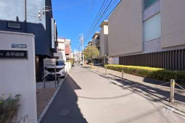 敷地東側の前面道路（南側から）
