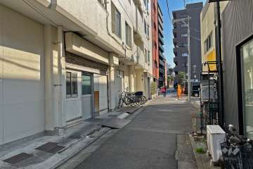 敷地西側の前面道路（北側から）