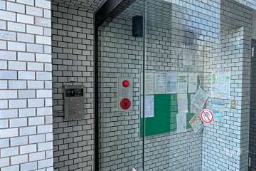 エントランスはオートロック付きです。