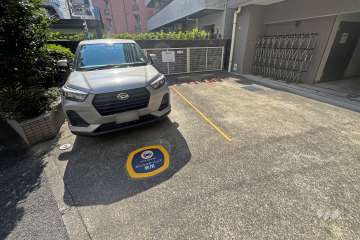 敷地内駐車場（屋外平面式）とカーシェアリング用車両