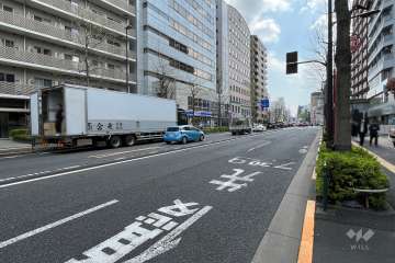 敷地西側の前面道路
