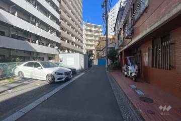 敷地の南側前面道路（西側から）