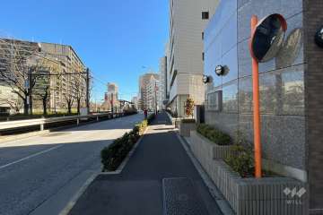 敷地の北東側前面道路（北西側から）