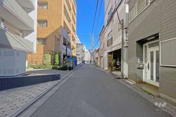 敷地の南側前面道路（西側から）