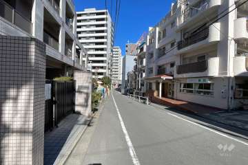 敷地西側の前面道路