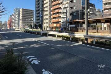 敷地の南側前面道路（東側から）