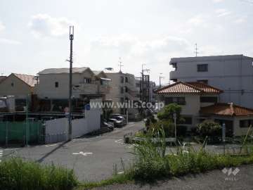 周辺はマンションと戸建が並ぶ住宅街。東側には猪名川が流れています。