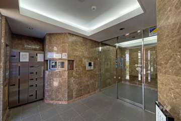 エントランスはオートロック付きです。