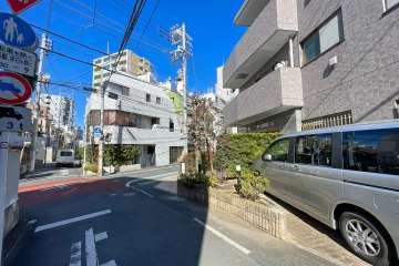 敷地の西側前面道路（南側から）