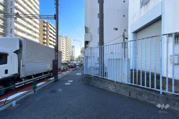 敷地の北側前面道路（西側から）