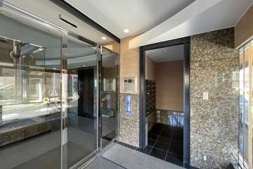 エントランスはオートロック付きです。