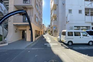 敷地西側の前面道路