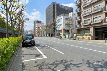 敷地南側の前面道路（東側から）
