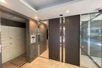 エントランスはオートロック付きです。