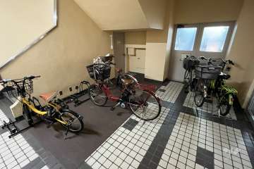屋内に設けられた駐輪場