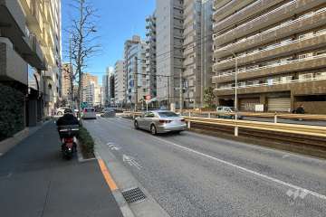 敷地の北側前面道路（西側から）